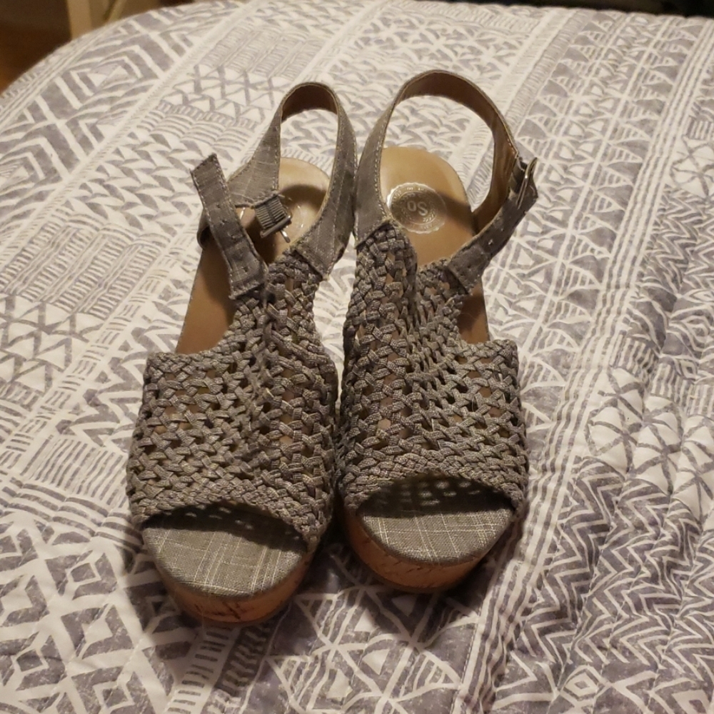 Grey wedges